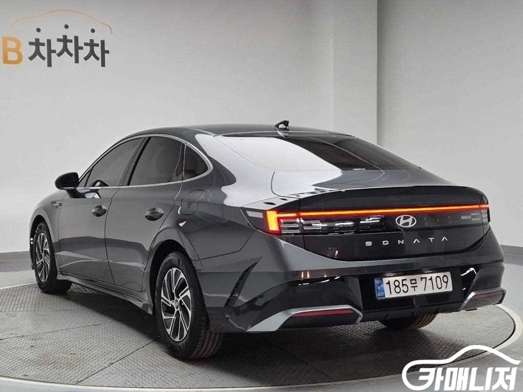 Hyundai Sonata Sonata The Edge Hybrid Premium thumbnail 2