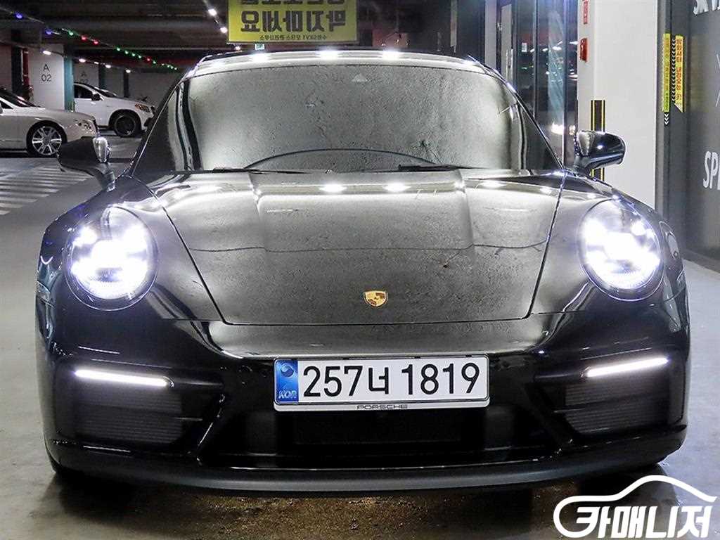 Porsche 911 Carrera 4 GTS thumbnail 2